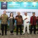 Bupati Malang, Sanusi, saat menerima penghargaan dari AWS.