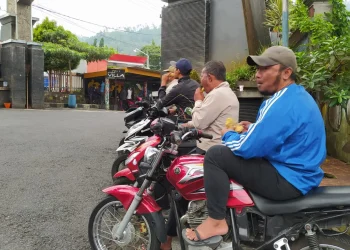 Para tukang ojek villa atau pramuwisata kerap berkumpul berjejer di gerbang kawasan Songgoriti. Pemandangan ini bukan hal asing dan bahkan menjadi ciri khas Songgoriti.