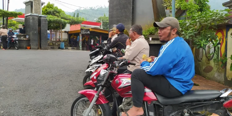 Para tukang ojek villa atau pramuwisata kerap berkumpul berjejer di gerbang kawasan Songgoriti. Pemandangan ini bukan hal asing dan bahkan menjadi ciri khas Songgoriti.