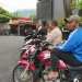 Para tukang ojek villa atau pramuwisata kerap berkumpul berjejer di gerbang kawasan Songgoriti. Pemandangan ini bukan hal asing dan bahkan menjadi ciri khas Songgoriti.