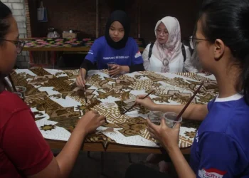 Pembuatan batik Malang di Bumiaji Batu.