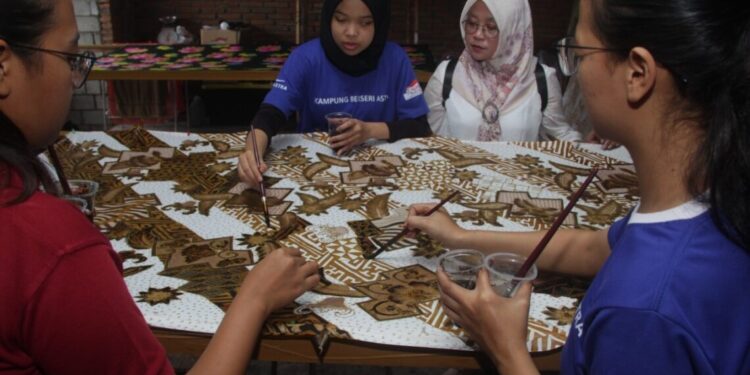 Pembuatan batik Malang di Bumiaji Batu.