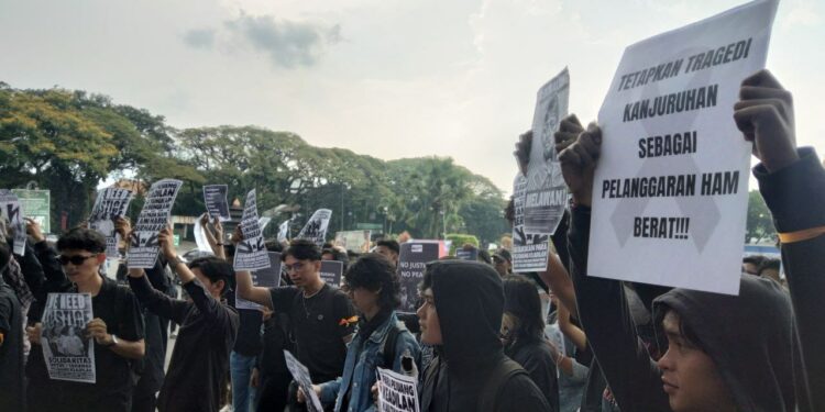 Gelombang aksi demonstrasi menentang putusan vonis terhadap para terdakwa Tragedi Kanjuruhan di depan Gedung DPRD Kota Malang, Kamis (16/3/2023). Foto/Azmy