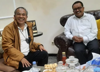 Dr Aqua Dwipayana dengan gembira saat silaturahim dan ngobrol sama Prof M Mas'ud Said di rumahnya di Malang.