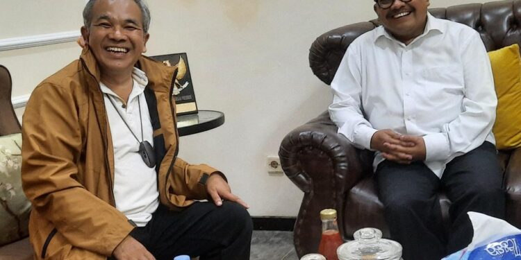 Dr Aqua Dwipayana dengan gembira saat silaturahim dan ngobrol sama Prof M Mas'ud Said di rumahnya di Malang.