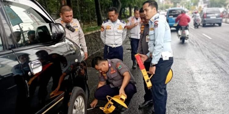Dishub Kota Malang mulai mengintensifkan penertiban parkir liar di sejumlah titik Kota Malang yang kerap menjadi biang kemacetan, Kamis (2/3/2023).