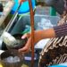 Seorang penjual dawet yang tengah menyajikan minuman es dawet (Foto/Canva)