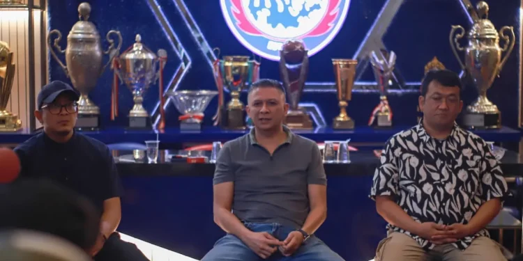 Pemilik saham terbesar Arema FC, Iwan Budianto saat menemui perwakilan Aremania di Kantor Arema FC.