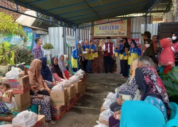 Bupati Malang berfoto bersama pengurus dan nasabah bank sampah Kavterin.