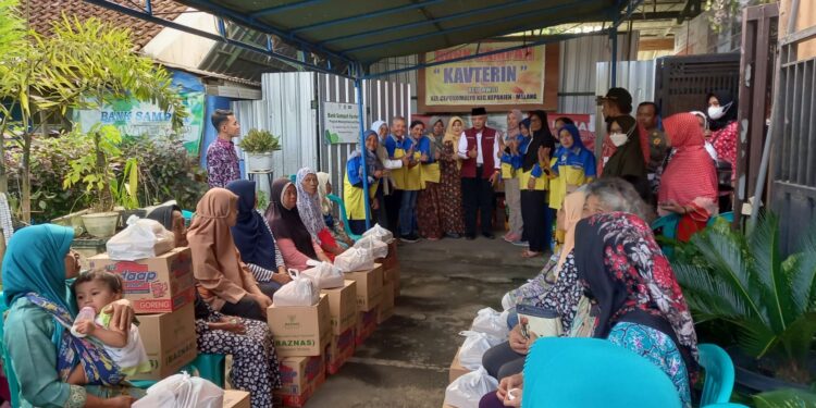 Bupati Malang berfoto bersama pengurus dan nasabah bank sampah Kavterin.