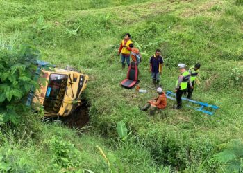 Proses evuakuasi truk yang terjatuh ke jurang susuh di Kecamatan Bumiaji, Kota Batu, Selasa (28/3/2023) dengan menggunakan alat berat.