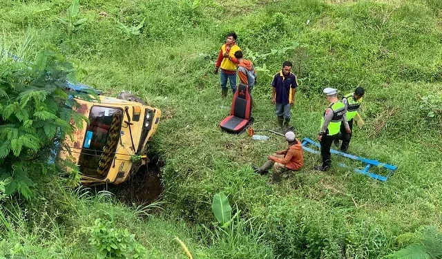 Proses evuakuasi truk yang terjatuh ke jurang susuh di Kecamatan Bumiaji, Kota Batu, Selasa (28/3/2023) dengan menggunakan alat berat.