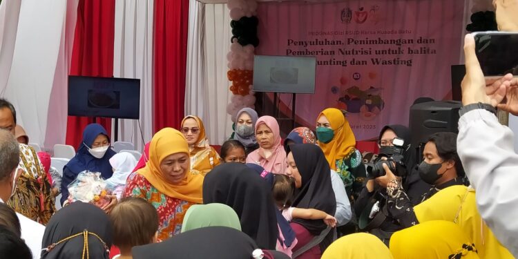 Gubernur Jatim Khofifah Indar Parawansa saat mengunjungi balita penderita stunting di Instalasi Gizi RSUD Karsa Husada Kota Batu.