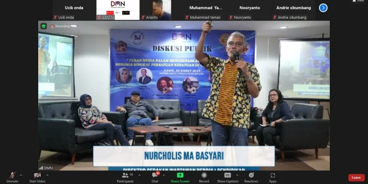 Nurcholis MA Basyari, Direktur Gerakan Wartawan Peduli Pendidikan, saat memaparkan materi.
