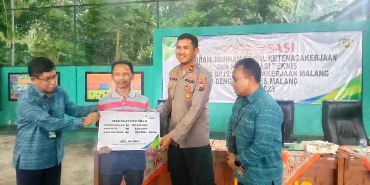 Penyerahan simbolis penyaluran manfaat jaminan sosial kepada peserta BPJS Ketenagakerjaan.