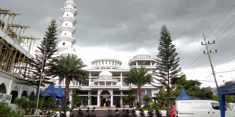 Masjid Putih Darussholihin, masjid yang pernah viral karena memampang reklame besar bahwa 'Masjid Ini Dijual'.