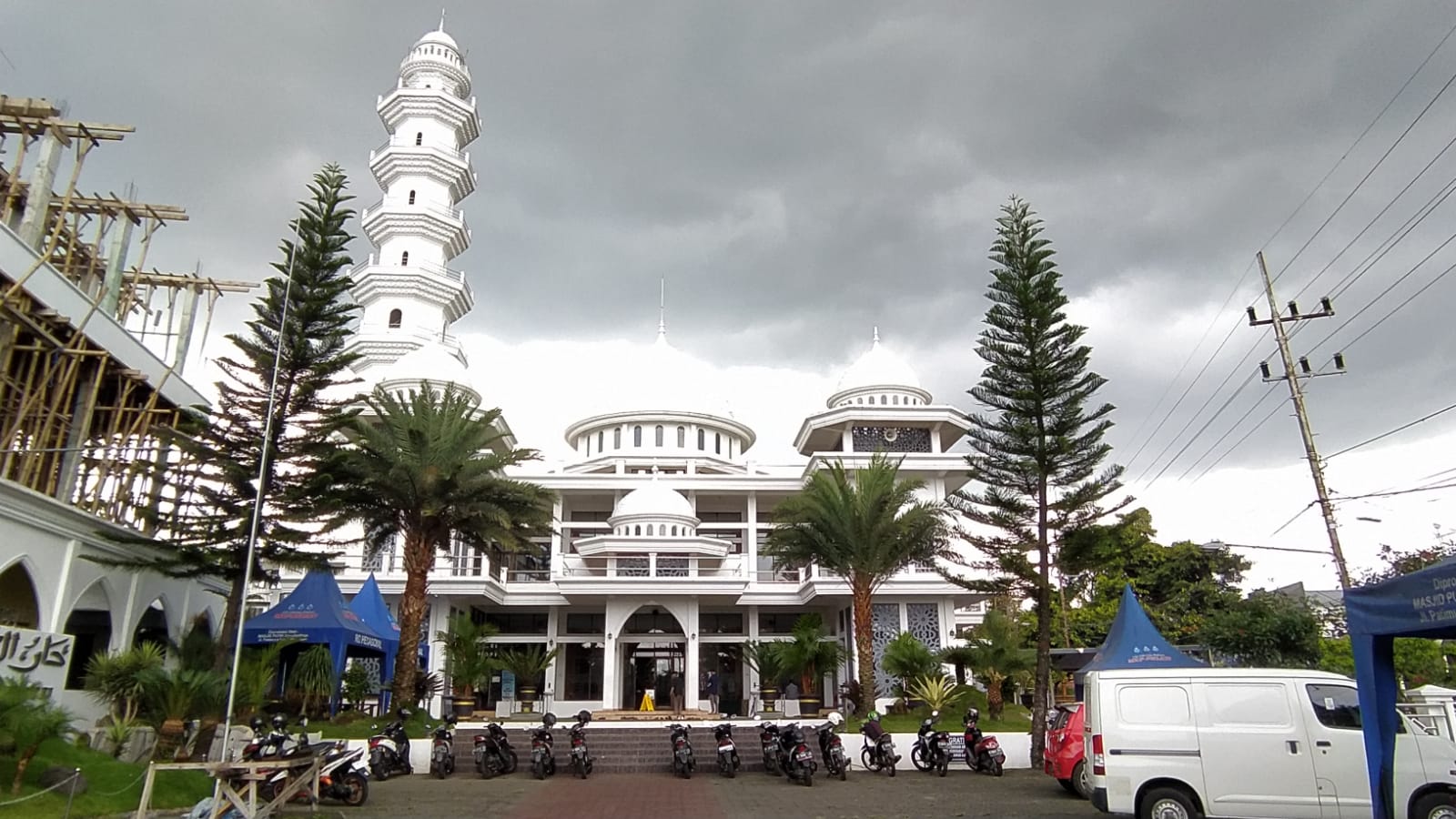Masjid Putih Darussholihin, masjid yang pernah viral karena memampang reklame besar bahwa 'Masjid Ini Dijual'.