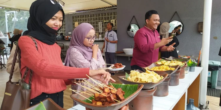 Suguhan kudapan bakaran hingga tempe mendoan khas ala Angkringan juga menjadi menu yang layak dicoba.