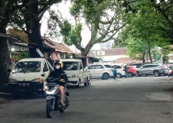 Kendaraan yang terparkir di tepi jalan sekitar Pasar Splendid, Kota Malang.
