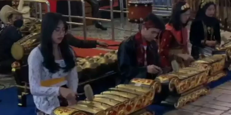 Suguhan permainan aneka alat musik tradisional di depan Museum Musik Dunia Jatim Park 3 dalam rangka memperingati Hari Musik Nasional 9 Maret 2023.