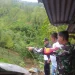 Petugas meninjau lokasi longsor di belakang rumah warga Desa Taji.