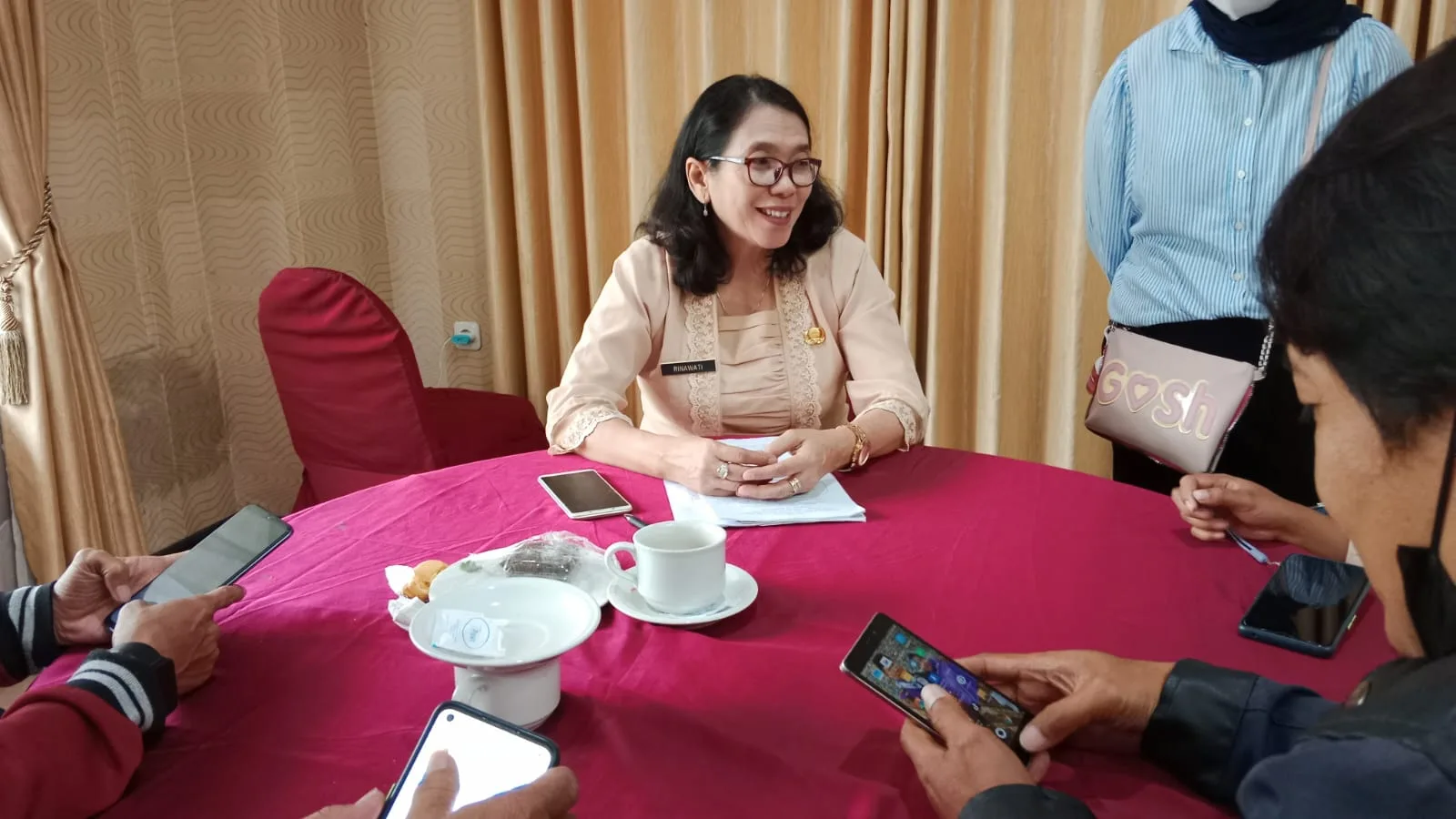 Kepala Bakesbangpol Kota Malang, Rinawati saat menjawab pertanyaan wartawan di Hotel Pelangi (02/03/2023).