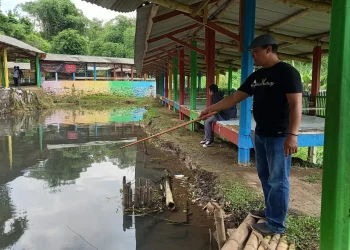 Pengunjung bisa memancing sendiri ikan yang akan ia santap.