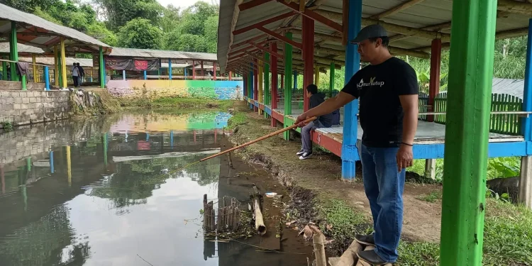 Pengunjung bisa memancing sendiri ikan yang akan ia santap.