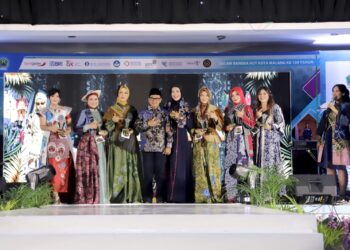 Foto bersama Wali Kota Malang, Sutiaji, dan Ketua Dekranasda Kota Malang dengan para pemenang lomba fashion Batik Malangan dan lomba berkebaya modern (09/03/2023). (