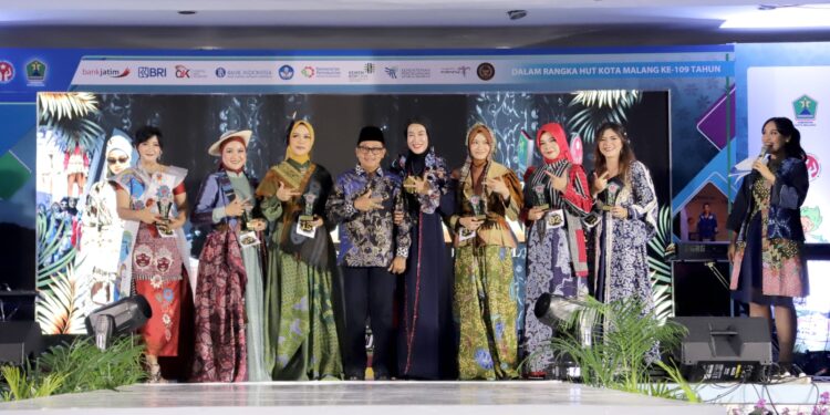 Foto bersama Wali Kota Malang, Sutiaji, dan Ketua Dekranasda Kota Malang dengan para pemenang lomba fashion Batik Malangan dan lomba berkebaya modern (09/03/2023). (