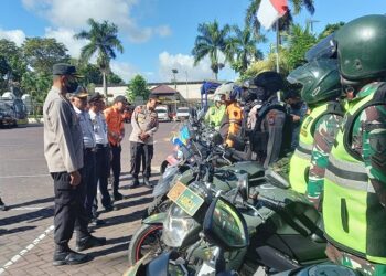 Wakapolres Malang, Kompol Wisnu Setiyawan Kuncoro beserta pimpinan instansi terkait melakukan pengecekan kendaraan. Foto: Aisyah Nawangsari
