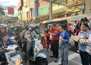 Pembagian ribuan paket takjil dari Matos dan MTC di Jalan Veteran, Kota Malang.