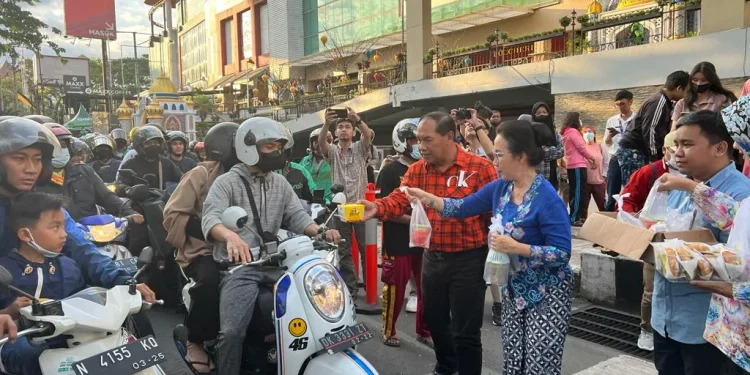 Pembagian ribuan paket takjil dari Matos dan MTC di Jalan Veteran, Kota Malang.