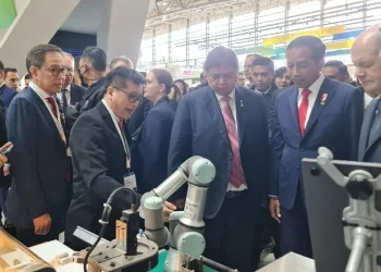 Presiden Republik Indonesia Joko Widodo (kedua kanan), didampingi Kanselir Jerman Olaf Scholz (kanan), Menteri Koordinator Bidang Perekonomian RI Airlangga Hartarto (ketiga kanan) dan Presiden Komisaris Astra Prijono Sugiarto (kiri), menyimak penjelasan dari Vice President PT Akebono Brake Astra Indonesia Daniel Suryananta (kedua kiri) mengenai salah satu aplikasi collaborative robot arm yang dilengkapi dengan fitur artificial intelligent dan Internet of Things (IoT) di booth Akebono pada Hannover Messe 2023 di Jerman (17/4/2023).