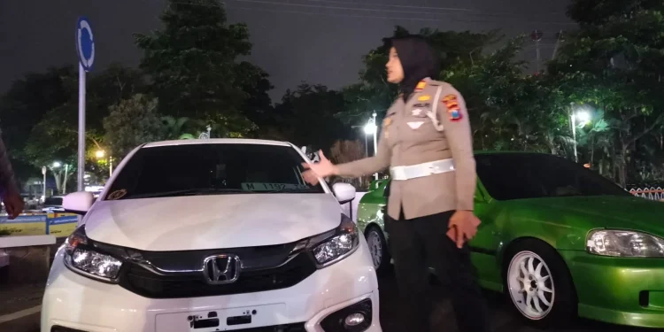 Kasat Lantas Polres Batu, AKP Lya Ambarwati, saat memunjukkan mobil balap liar yang diamankan.
