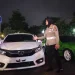 Kasat Lantas Polres Batu, AKP Lya Ambarwati, saat memunjukkan mobil balap liar yang diamankan.