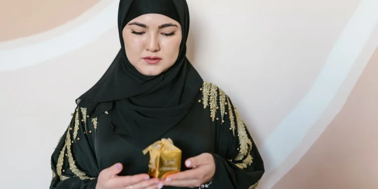 Ilustrasi menerima hadiah Idul Fitri.