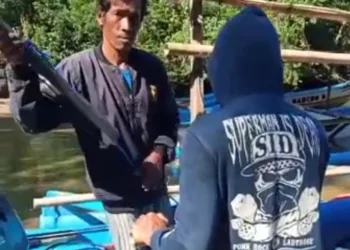 Dua orang nelayan berhasil diselamatkan setelah terombang-ambing di laut selama 15 jam.