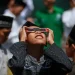 Warga Kepanjen, Kabupaten Malang, antusia melihat gerhana matahari.