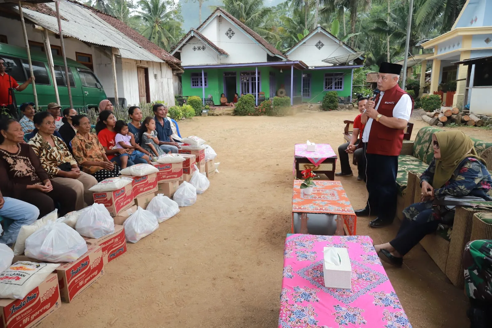 Bupati Malang, Sanusi menyapa warga di dusun terpencil.