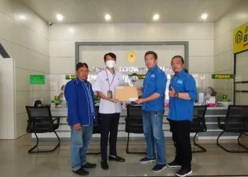 Ketua DPC Partai Demokrat Kota Batu, Hendra Angga Sonata, bersama jajaran DPC di Malang Raya menyerahkan surat perlindungan hukum meminta MA menolak gugatan Moeldoko atas KLB, Selasa (4/4/2023).