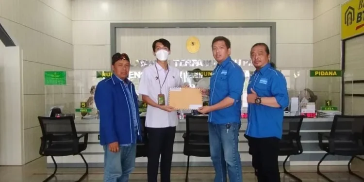 Ketua DPC Partai Demokrat Kota Batu, Hendra Angga Sonata, bersama jajaran DPC di Malang Raya menyerahkan surat perlindungan hukum meminta MA menolak gugatan Moeldoko atas KLB, Selasa (4/4/2023).