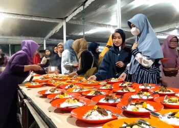 Ratusan porsi hidangan berbuka puasa disajikan setiap harinya di Masjid An Nuur Kota Batu. Semua menu komplit bergizi itu disajikan gratis.