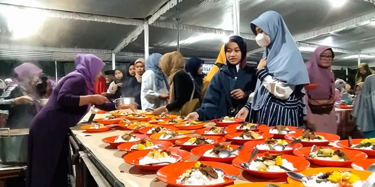 Ratusan porsi hidangan berbuka puasa disajikan setiap harinya di Masjid An Nuur Kota Batu. Semua menu komplit bergizi itu disajikan gratis.