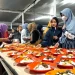 Ratusan porsi hidangan berbuka puasa disajikan setiap harinya di Masjid An Nuur Kota Batu. Semua menu komplit bergizi itu disajikan gratis.