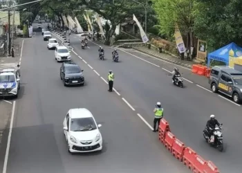 Satlantas Polres Batu menerapkan uji coba satu arah di Jalan Ir Soekarno - Jalan Dewi Sartika, Jumat (21/4/2023).