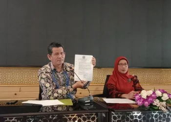 Wakil Rektor III Bidang Kemahasiswaan Unisma, Dr Badat Muwakhid menunjukkan SK Rektor Unisma.