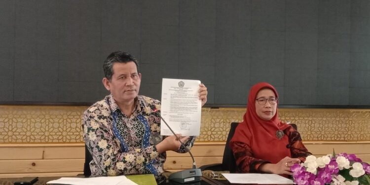 Wakil Rektor III Bidang Kemahasiswaan Unisma, Dr Badat Muwakhid menunjukkan SK Rektor Unisma.