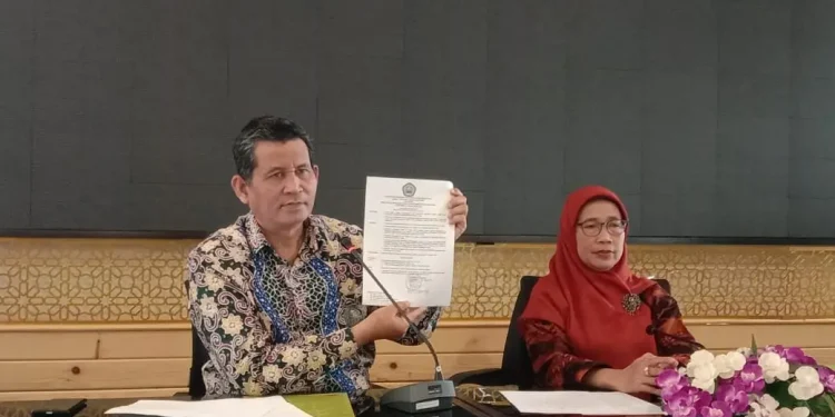 Wakil Rektor III Bidang Kemahasiswaan Unisma, Dr Badat Muwakhid menunjukkan SK Rektor Unisma.