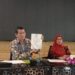 Wakil Rektor III Bidang Kemahasiswaan Unisma, Dr Badat Muwakhid menunjukkan SK Rektor Unisma.
